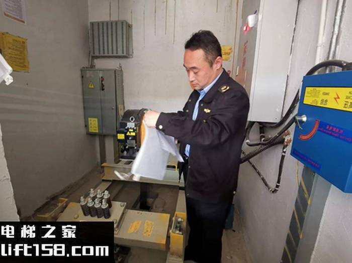 电梯检查2_电梯之家.jpg