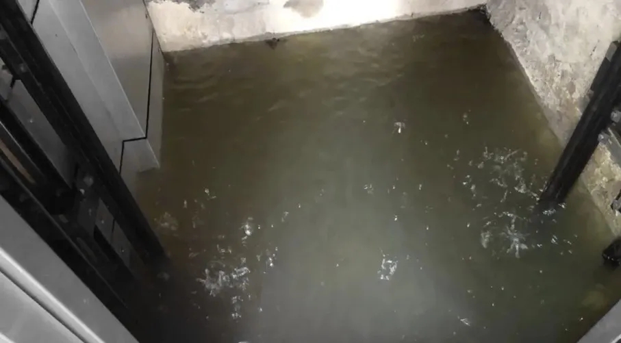 电梯暴雨.jpg