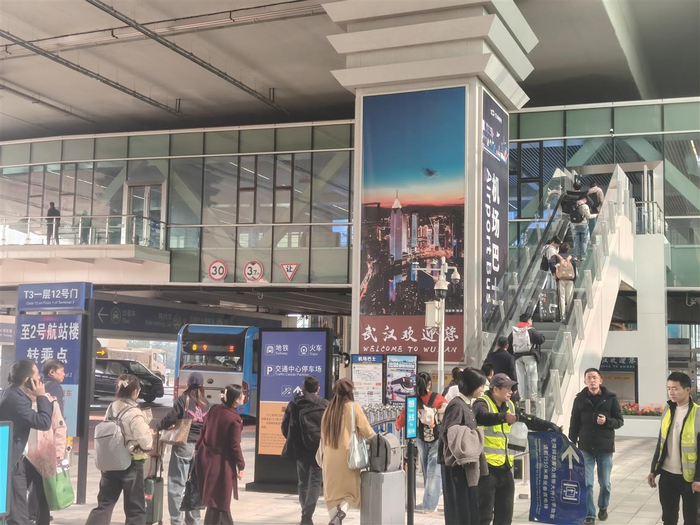 武汉天河机场T3交通中心连廊电梯正式投用