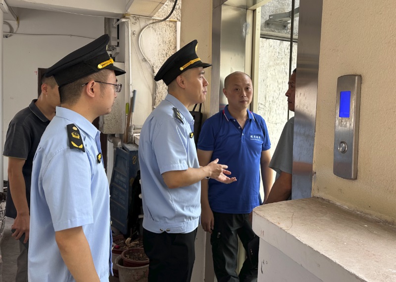 筑牢出行防线 重庆市涪陵区荔枝街道市场监管所开展加装电梯专项检查