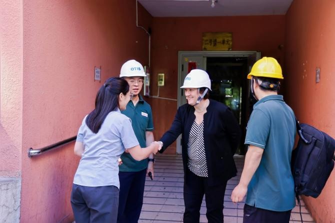 梯升安居幸福感|奥的斯全球总裁实地探访老旧电梯换新项目